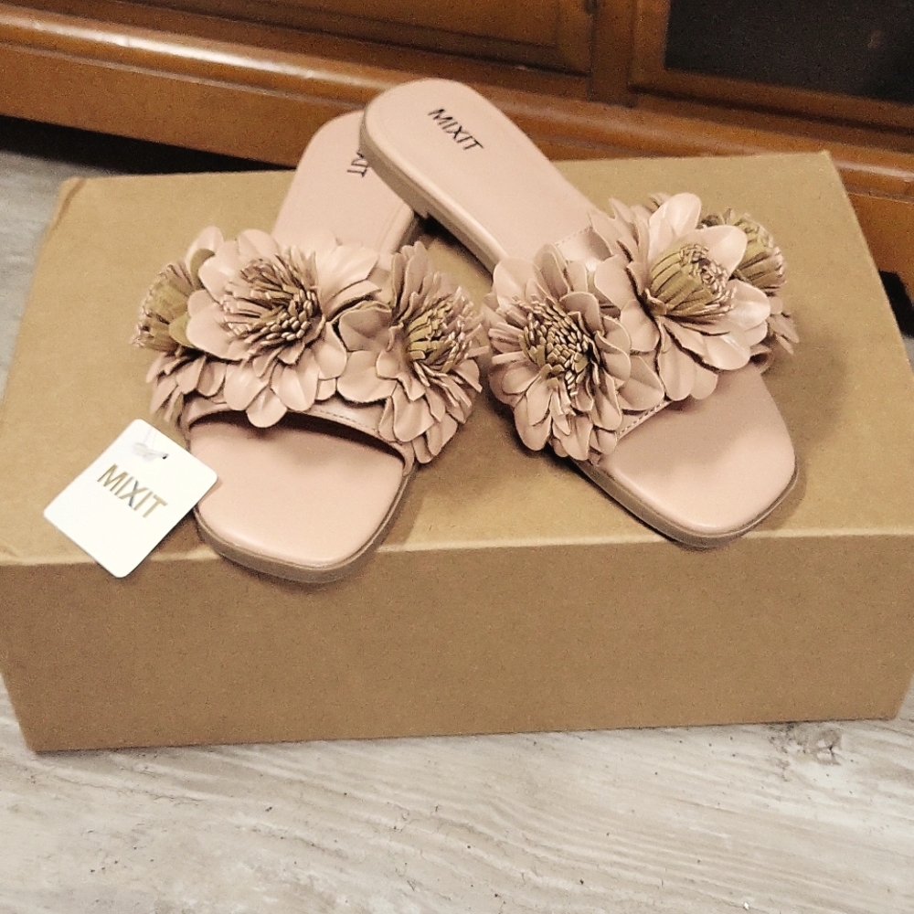 Mixit Flat Sandals w/ Floral design Sz: 10M, NWT